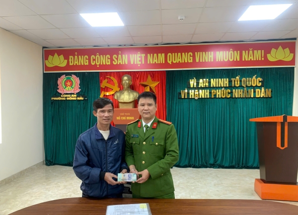 Công an phường Đông Hải giúp công dân nhận lại 50 triệu đồng do chuyển khoản nhầm